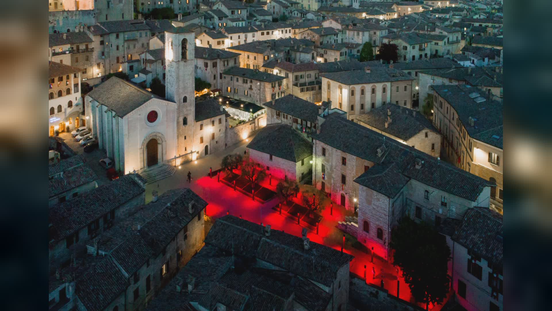 Illuminazione speciale in piazza S.Giovanni per la Croce Rossa