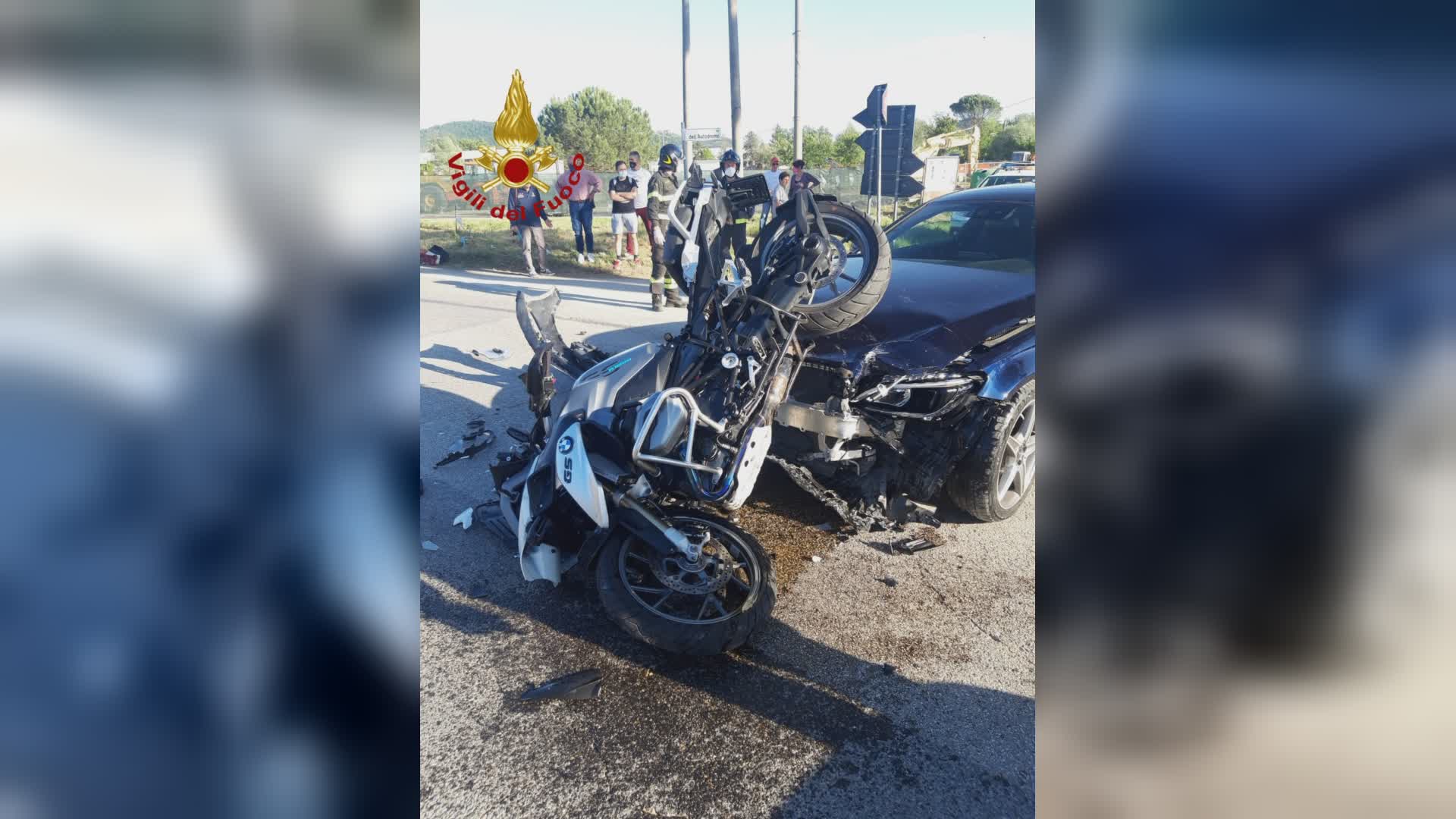 Auto contro moto. Ferito centauro