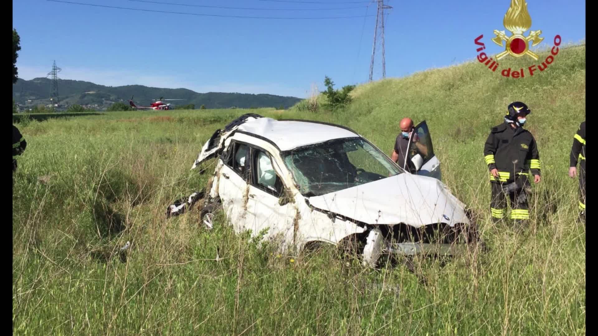 Auto fuori strada, localizzata con l’elicoterro. Conducente non grave