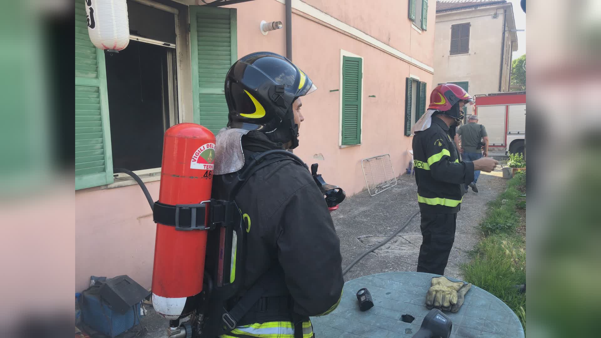 Incendio vicino ai giardini pubblici Campofregoso, nessun ferito