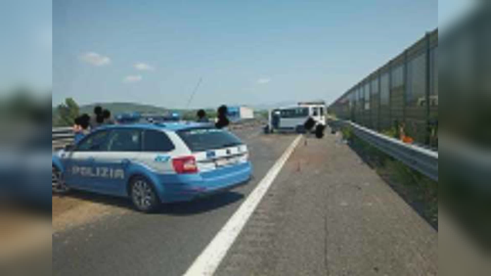 Furgone contro guardrail, tre feriti sulla A1