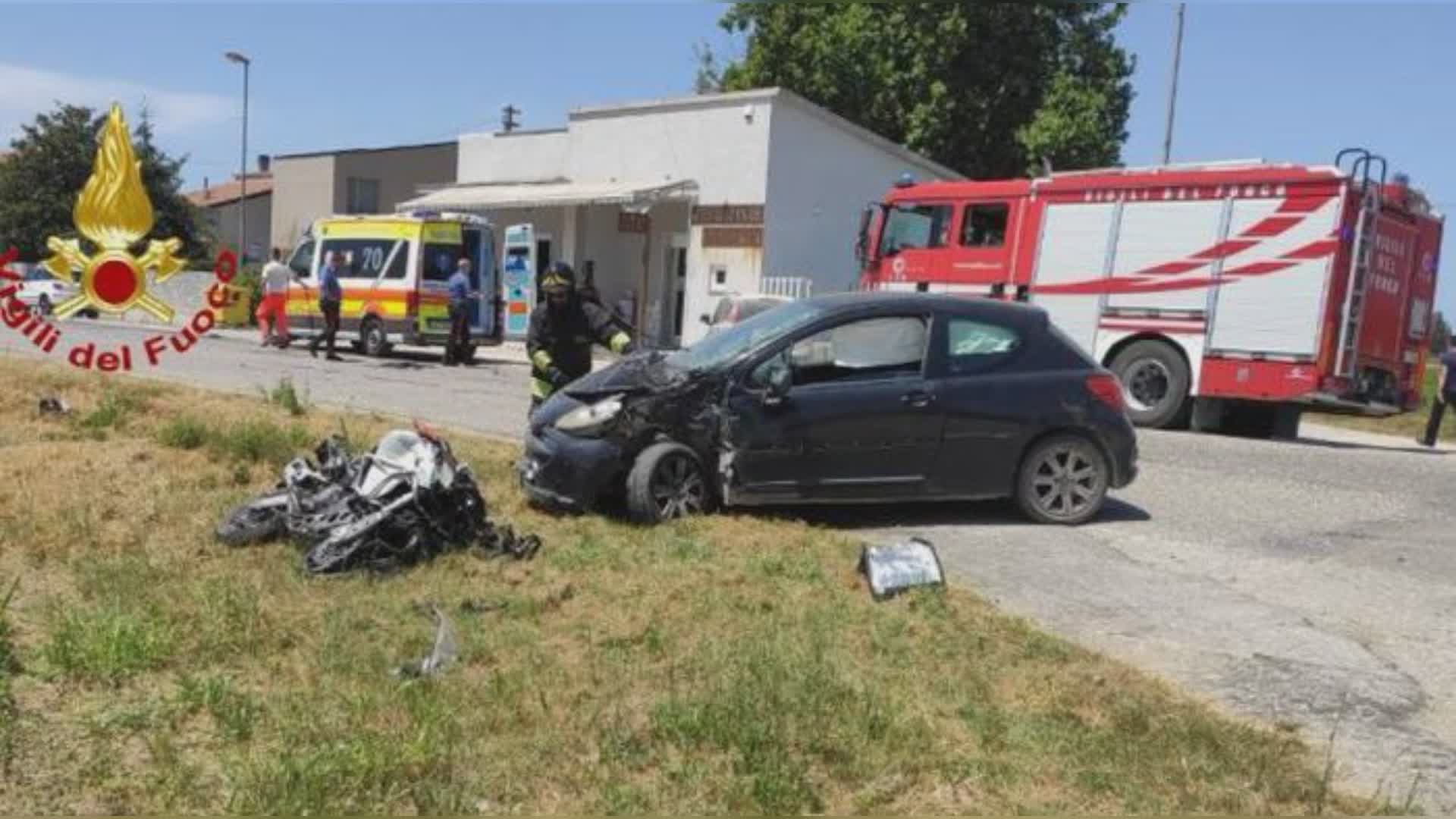 Moto contro un’auto, muore centauro di 51 anni