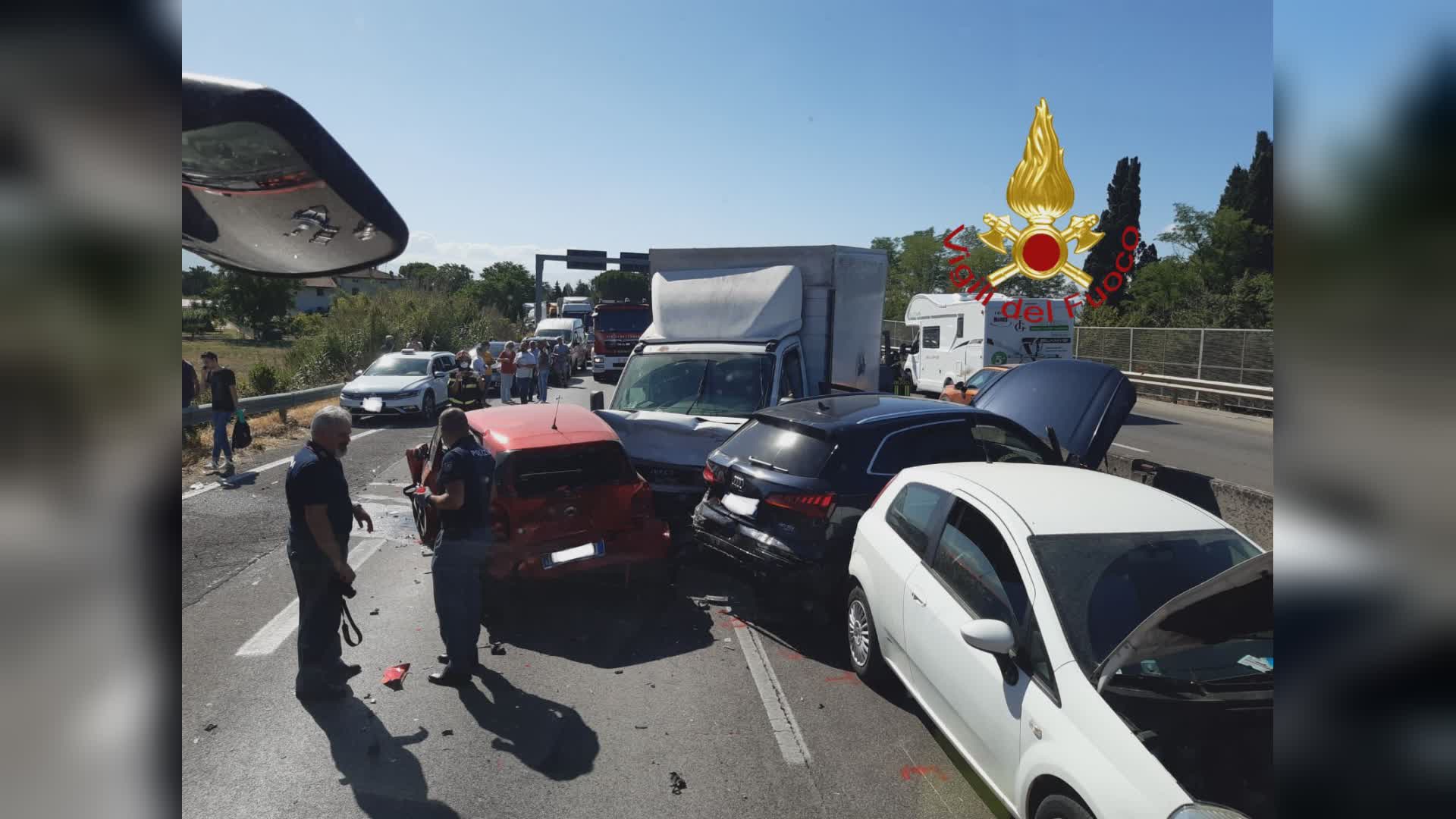 Incidente stradale: sei mezzi coinvolti, due feriti