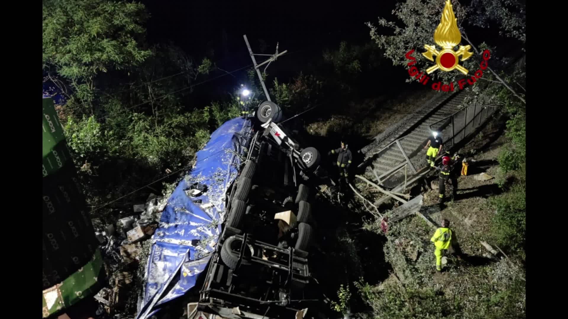 Tir finisce su ferrovia a Collestrada, autista non in pericolo di vita