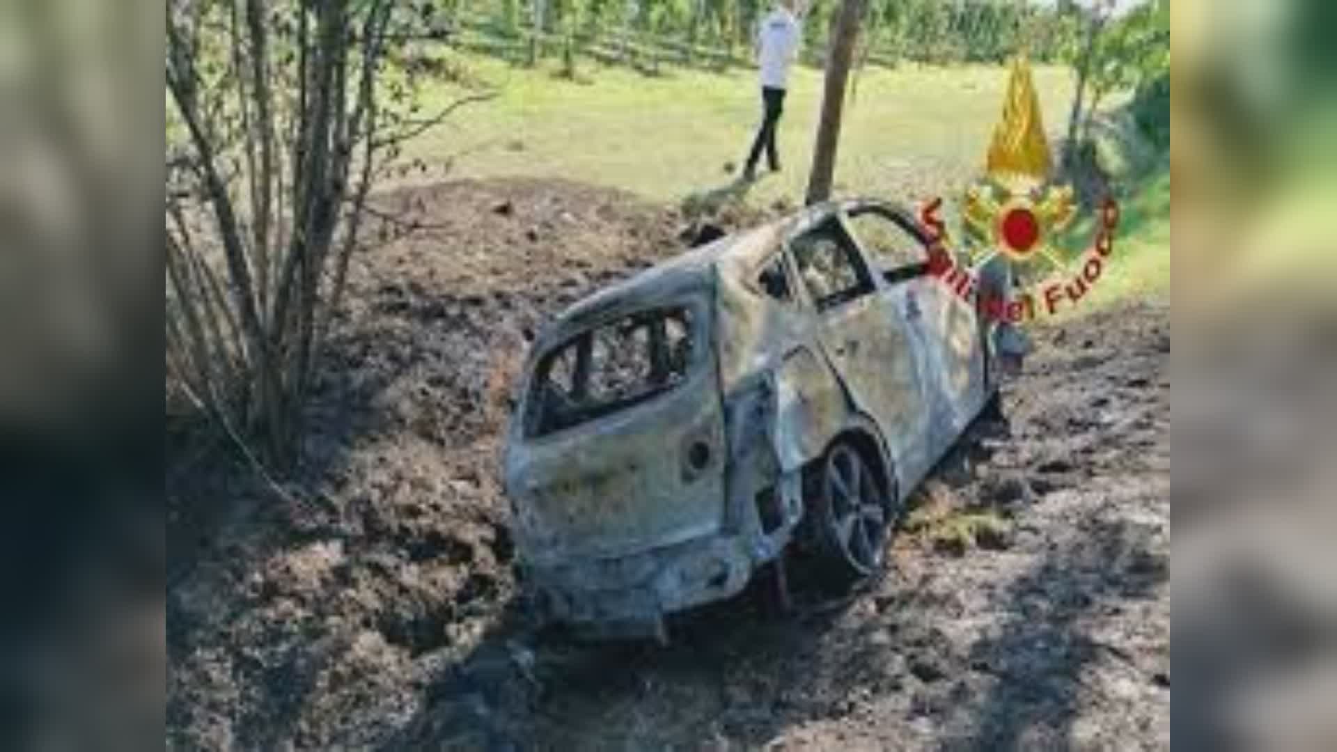 Corpo carbonizzato in auto, è una donna. Indagini in corso