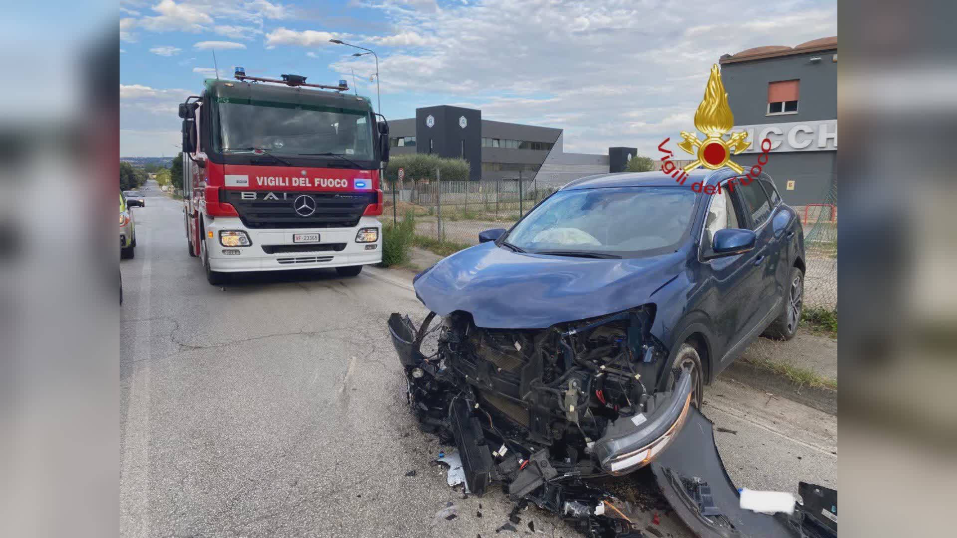 Frontale in via Penna, due persone in ospedale