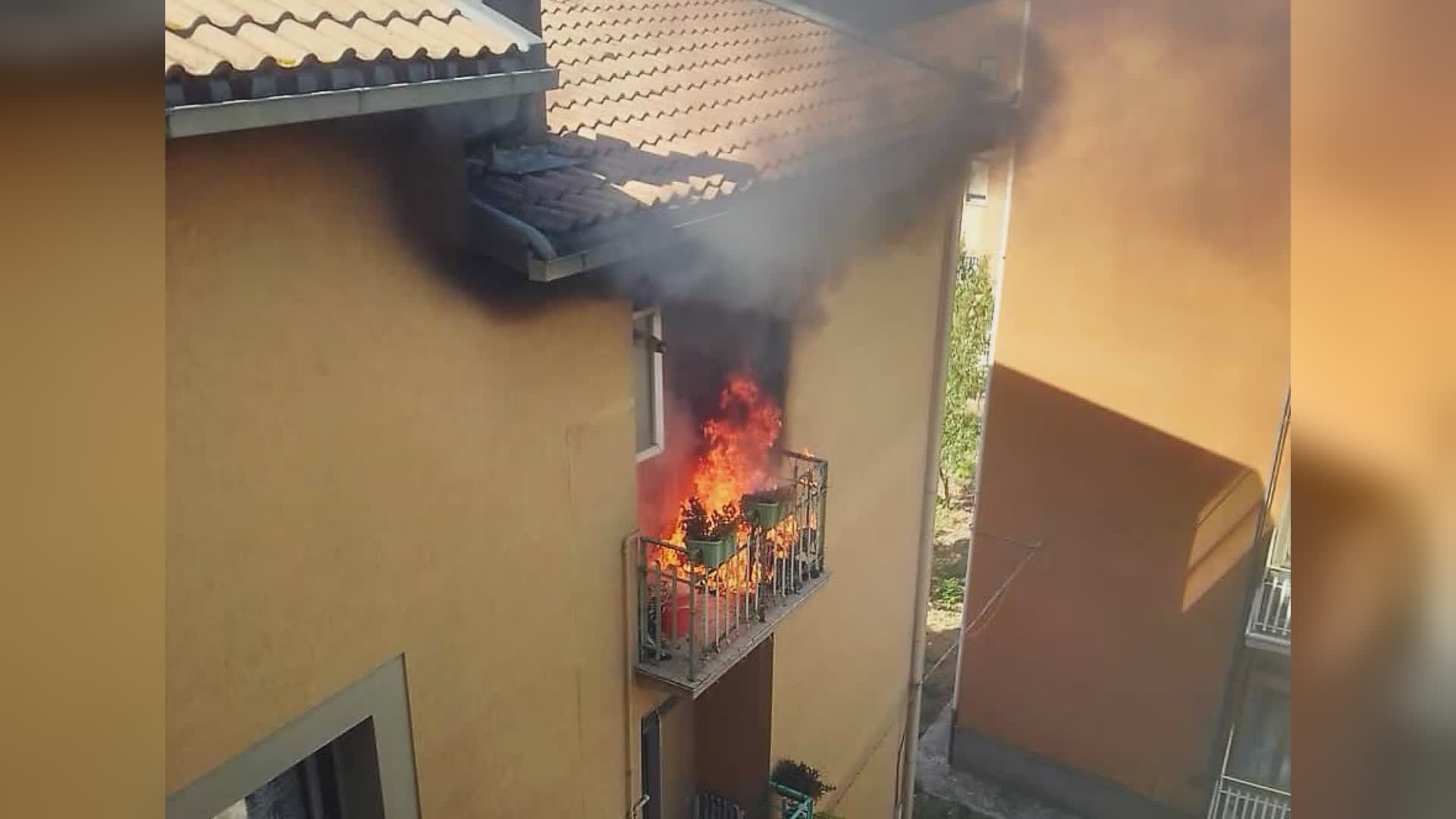 Incendio in una abitazione in via delle Rose