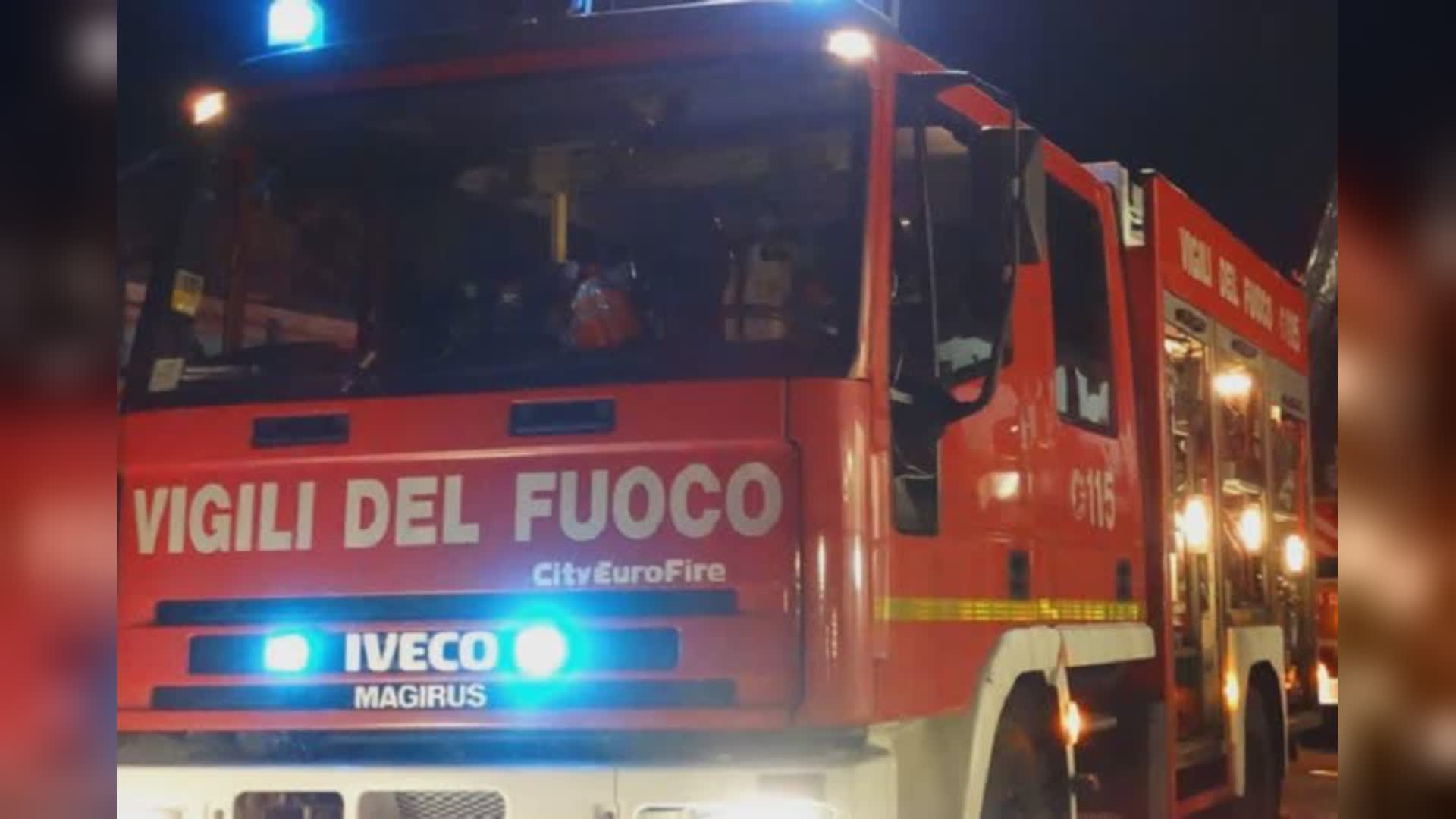 Incendio in una palazzina, intervento dei vigili del fuoco