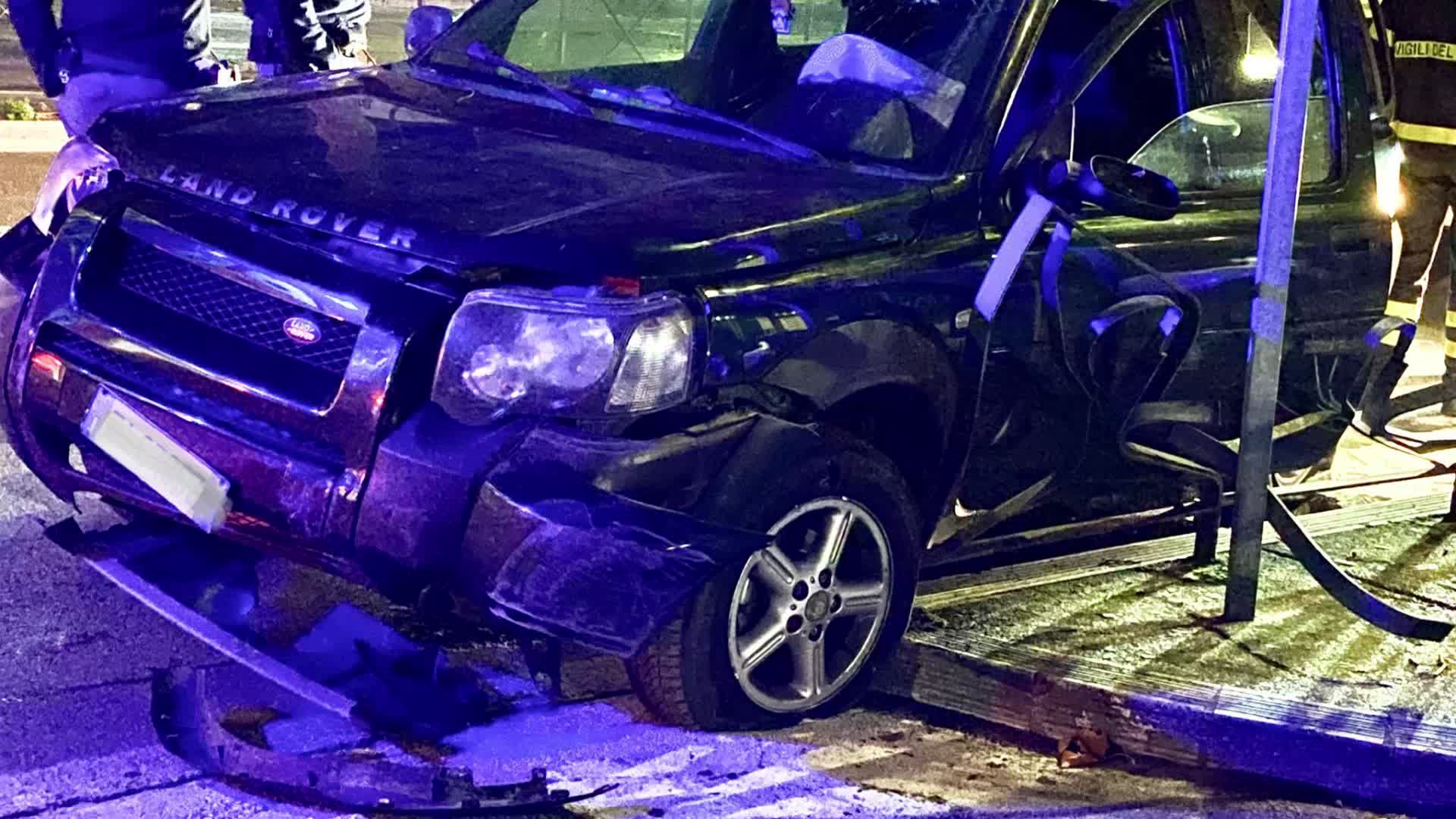 Incidente nella notte in via Angeloni, guidatore incastrato nell’auto
