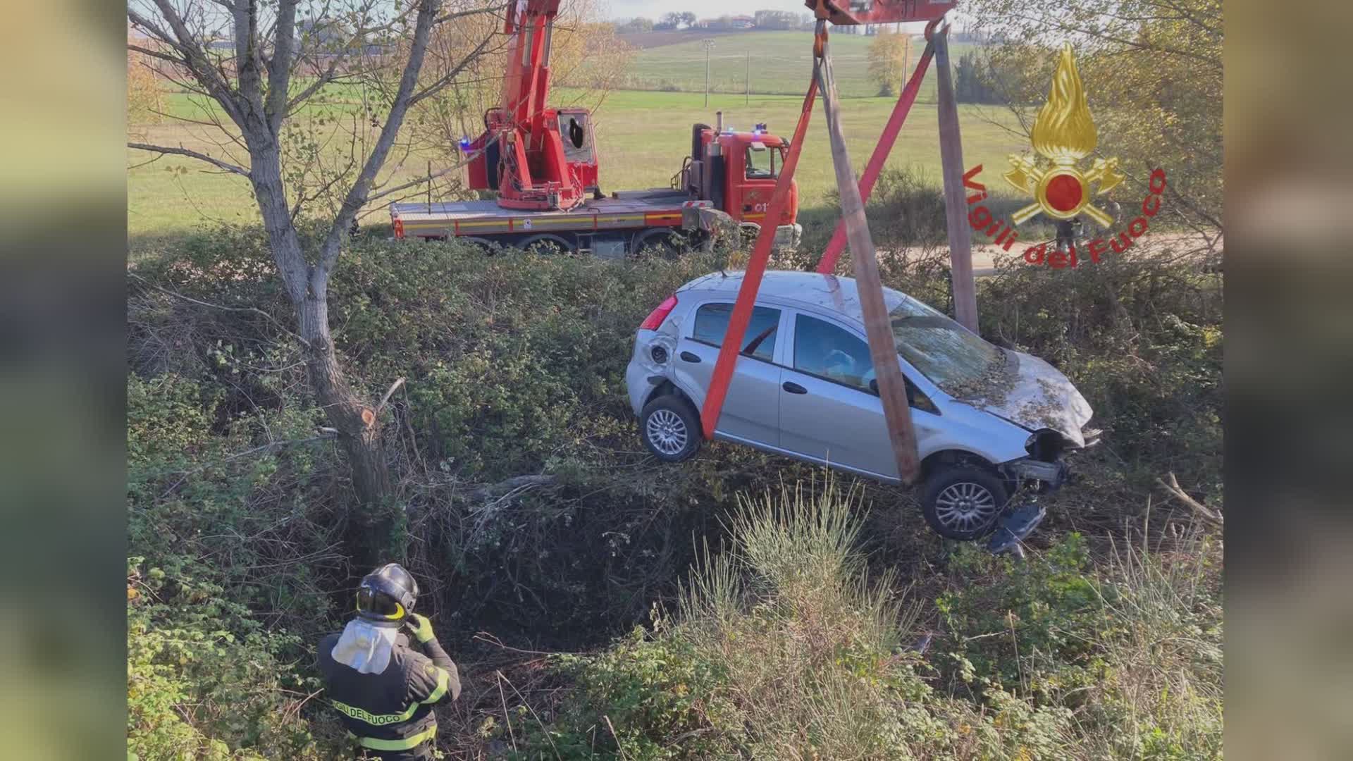 Finisce fuori strada sulla rampa, conducente illeso