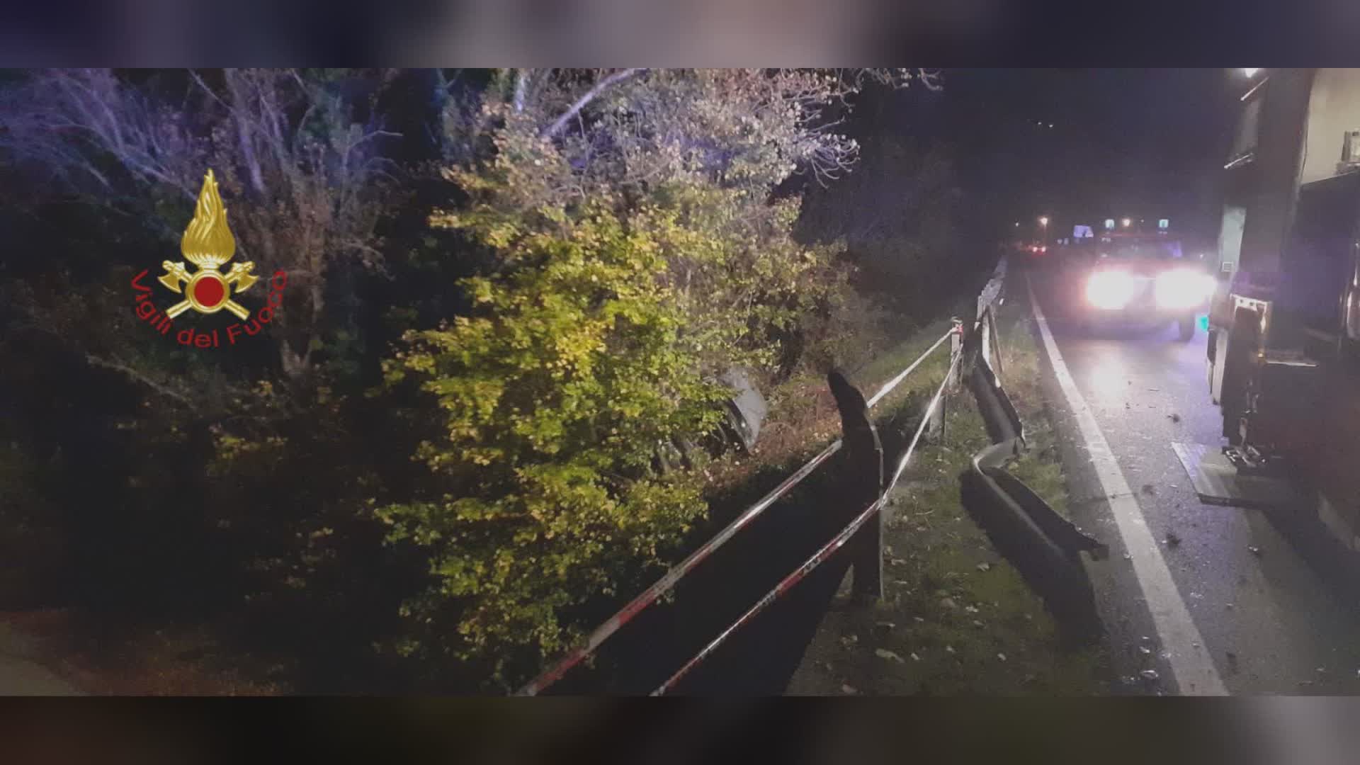 Auto fuori strada, due feriti in un incidente