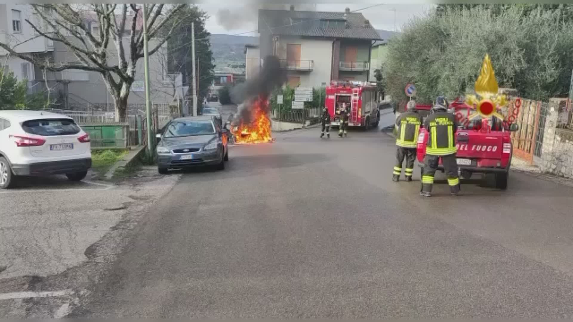 Auto a gpl prende fuoco: intervengono i pompieri