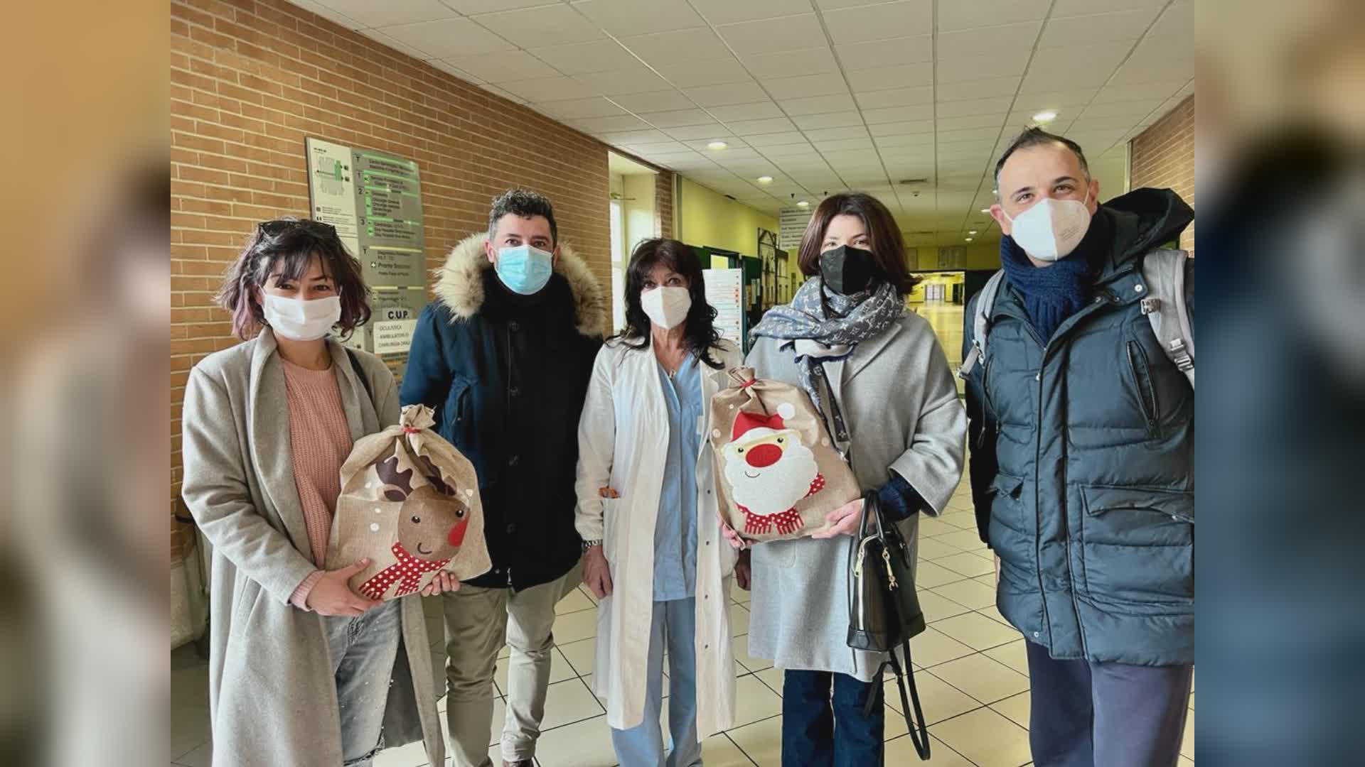 La Befana regala calze al reparto di Pediatria dell’ospedale