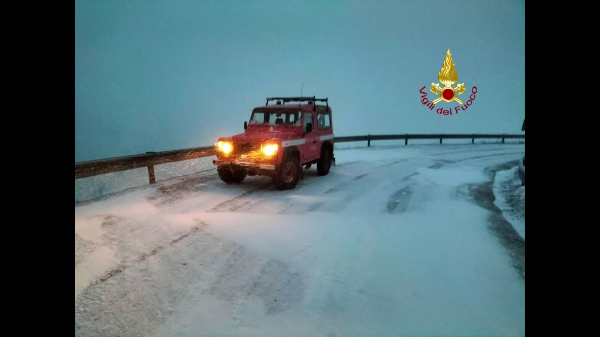 Neve, tre persone soccorse a monte Cucco. Gubbio, scuole chiuse