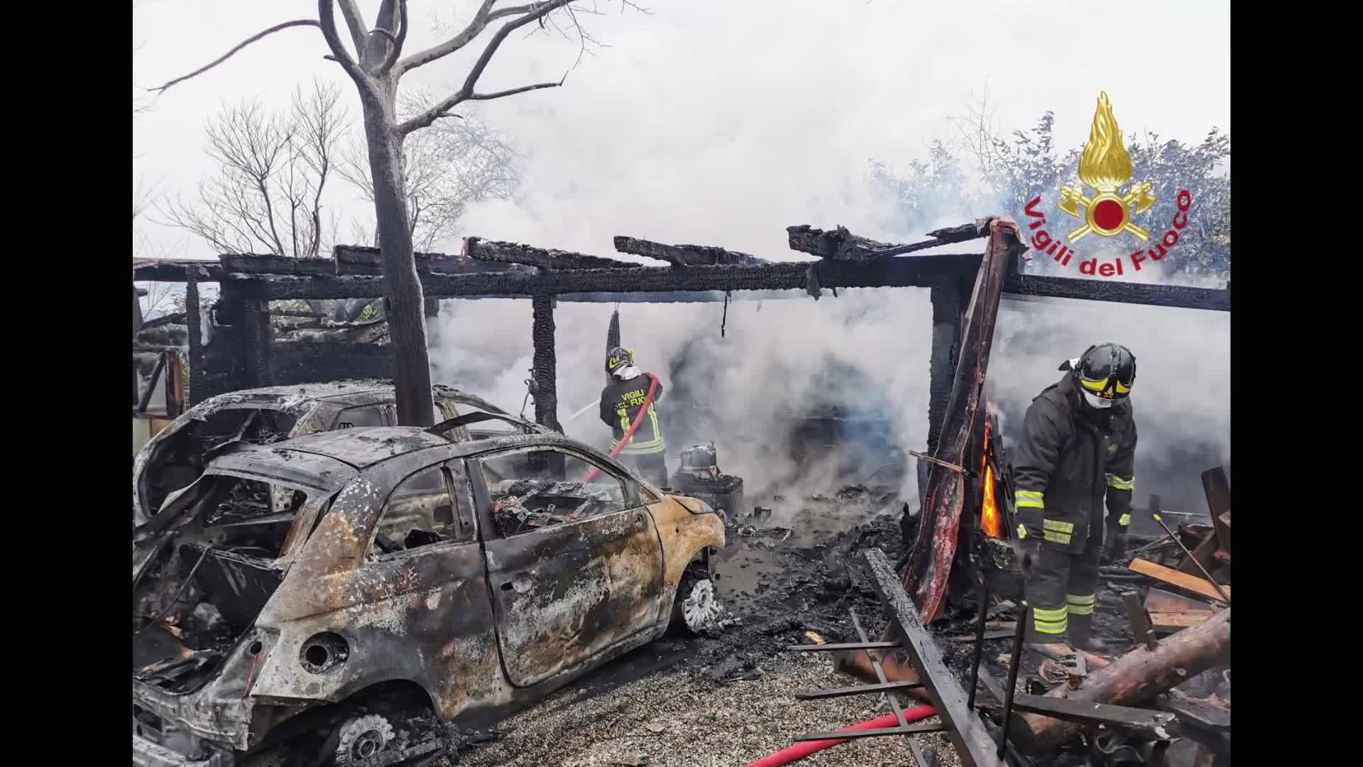 Incendio in una legnaia. Distrutte due auto
