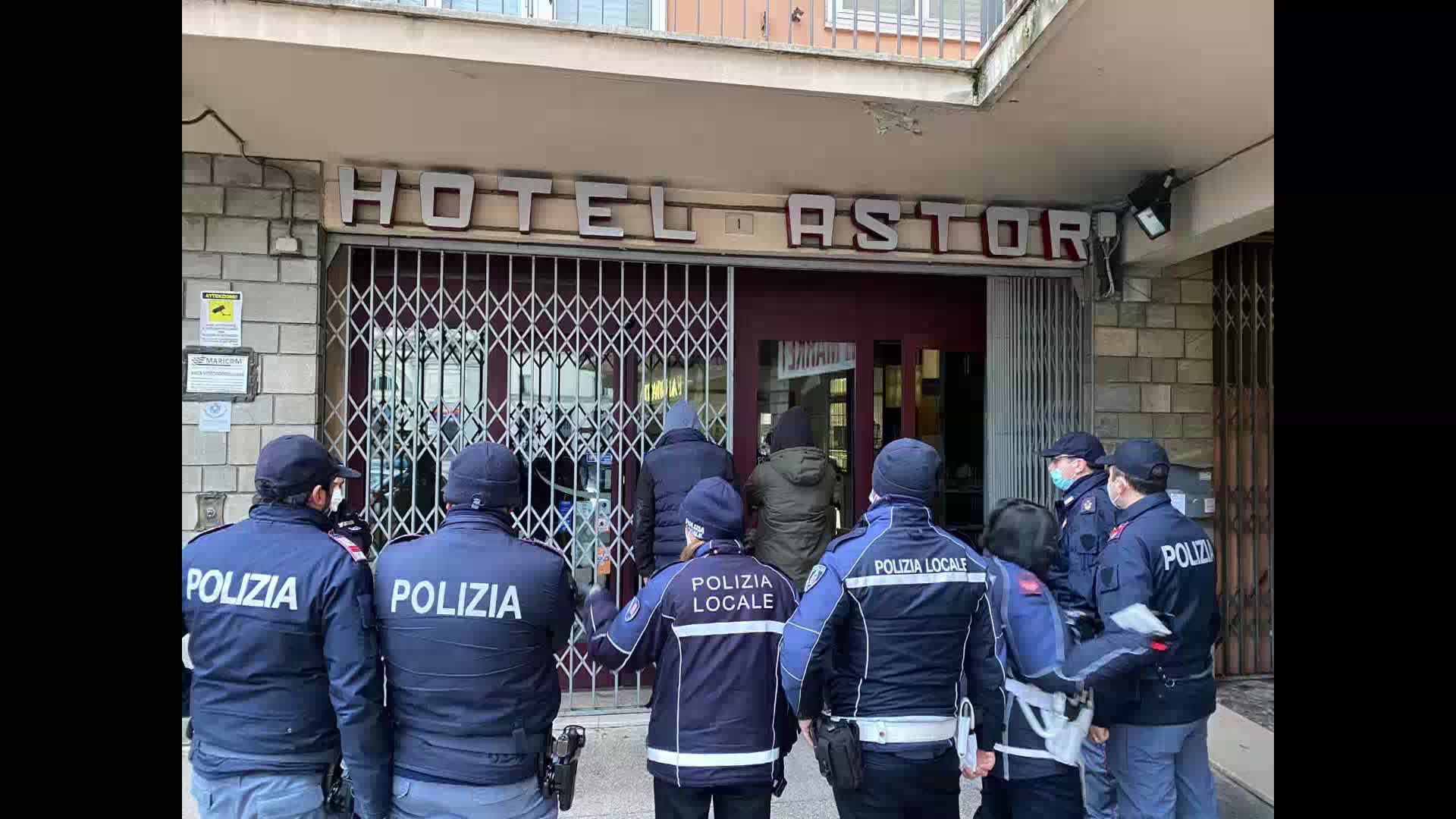 Blitz all’alba all’hotel Astor di Perugia: sgombero per gli abusivi