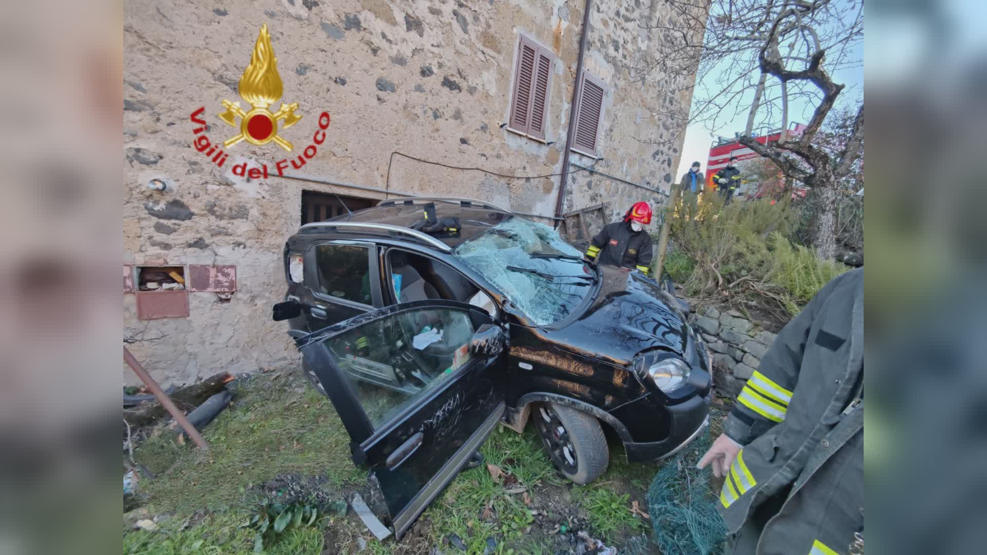 Perde controllo auto e precipita in un orto. Soccorso dai VVFF