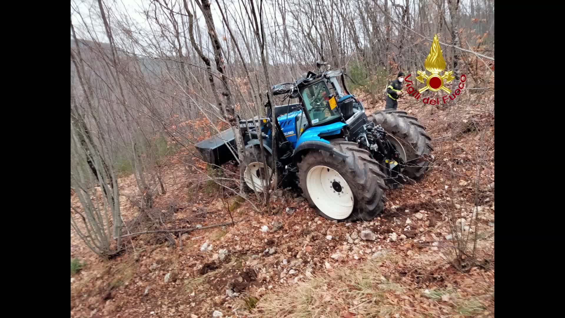 Si ribalta trattore, muore operaio di 78 anni