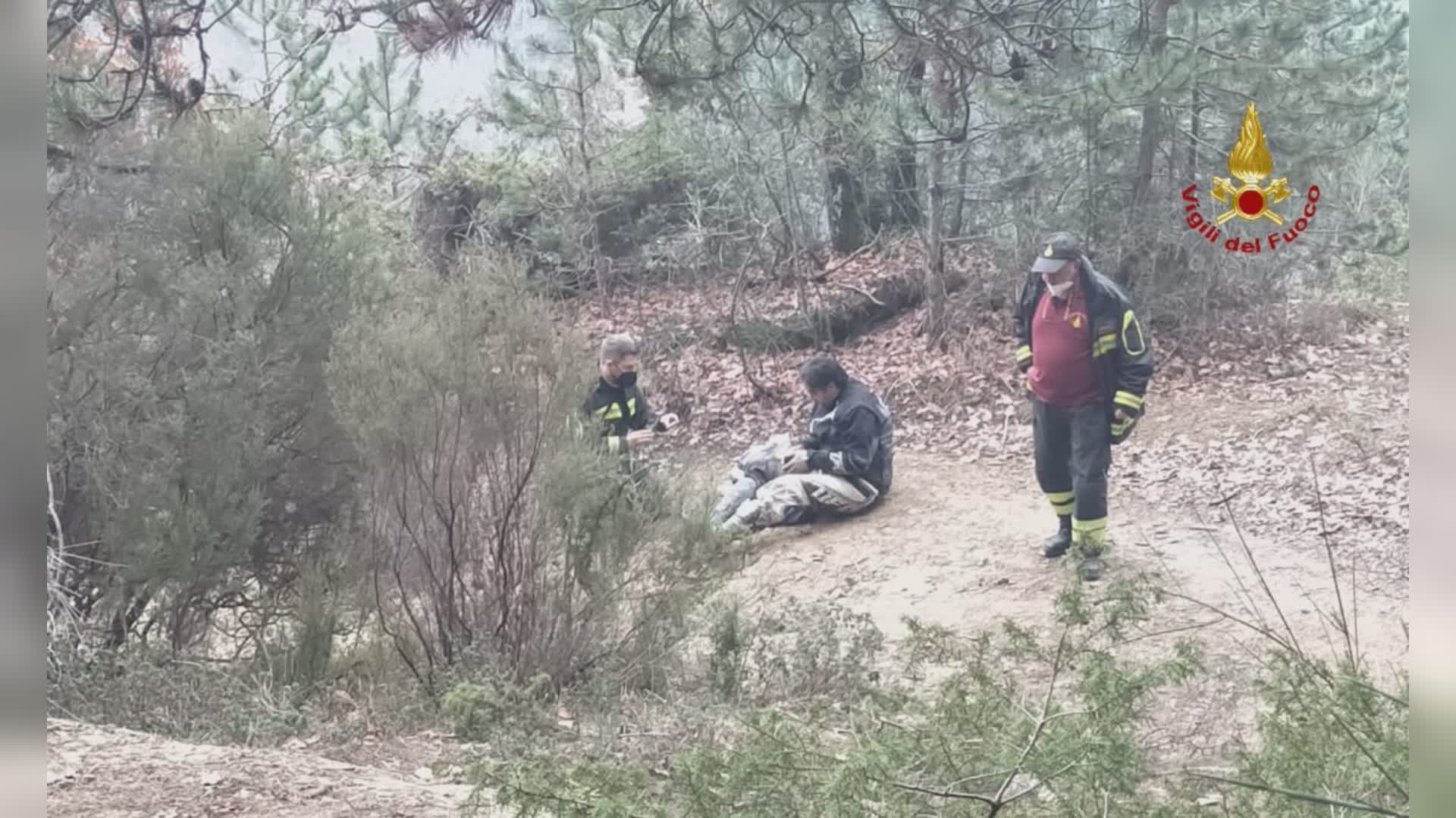 Motociclista cade in dirupo, salvato dai Vigili del Fuoco