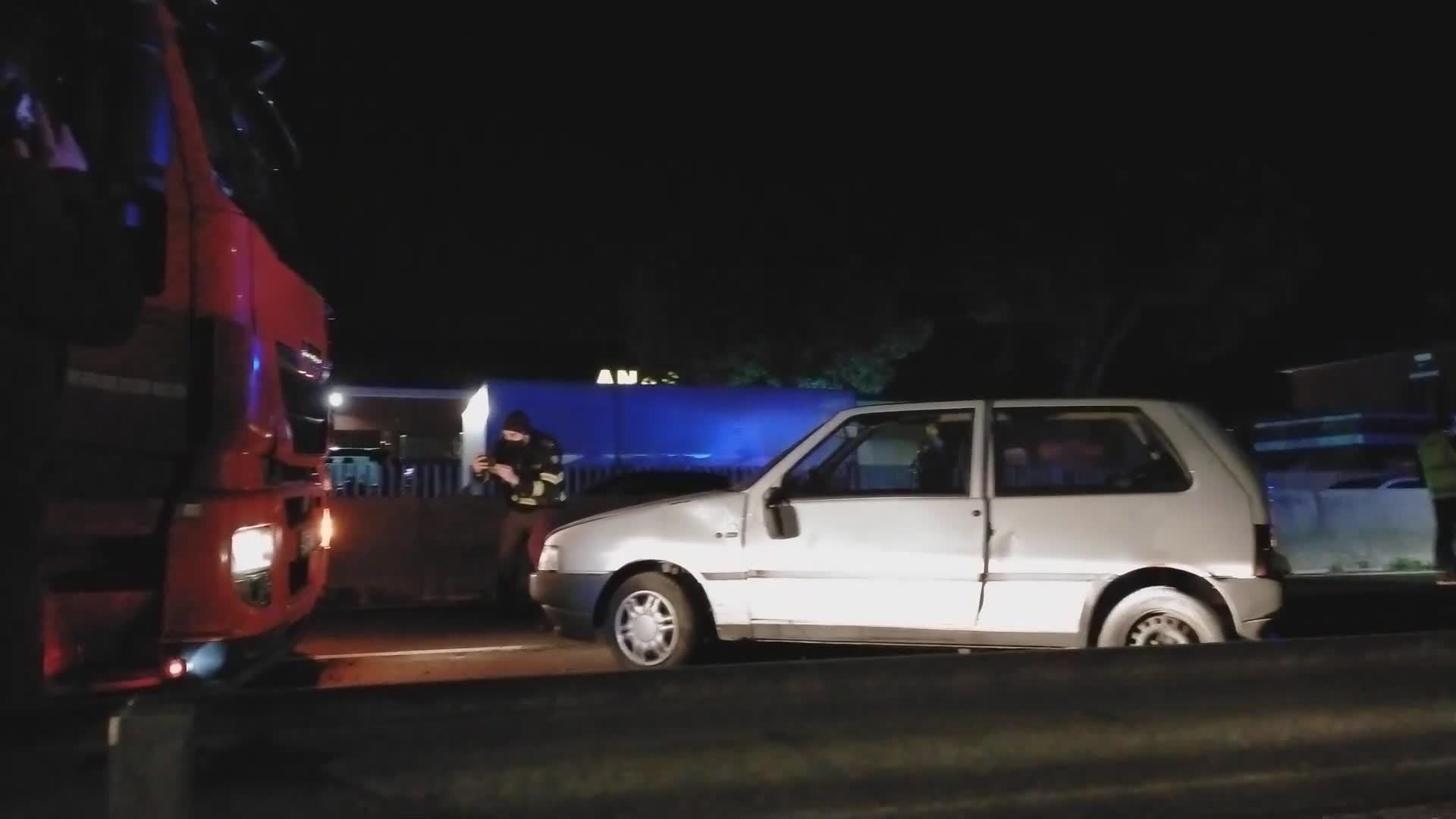 Camion contro auto sulla E45, traffico bloccato