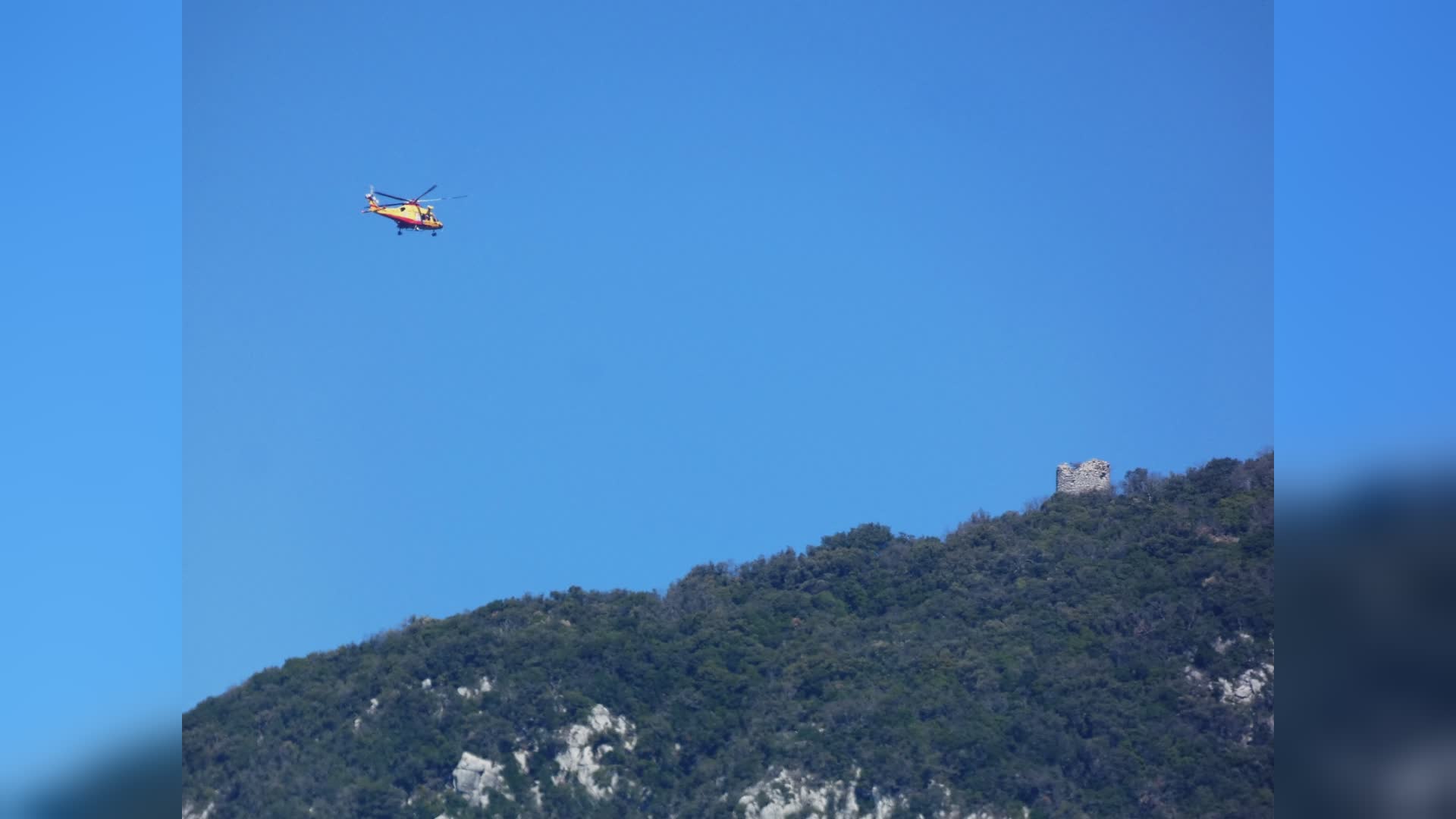 Cade in un dirupo con il suo cane, task force per il recupero