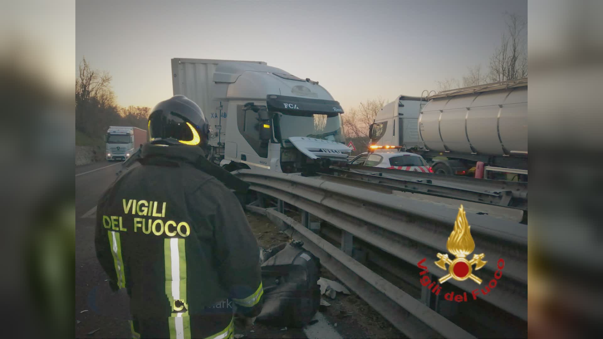 Autostrada del Sole, camion sbanda. Autista illeso