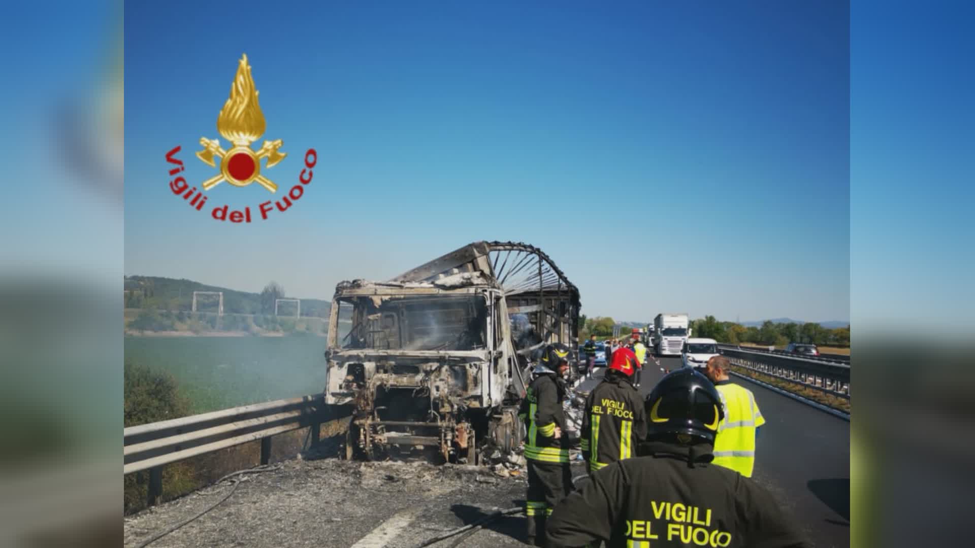 Tir prende fuoco in autostrada: salvo il guidatore