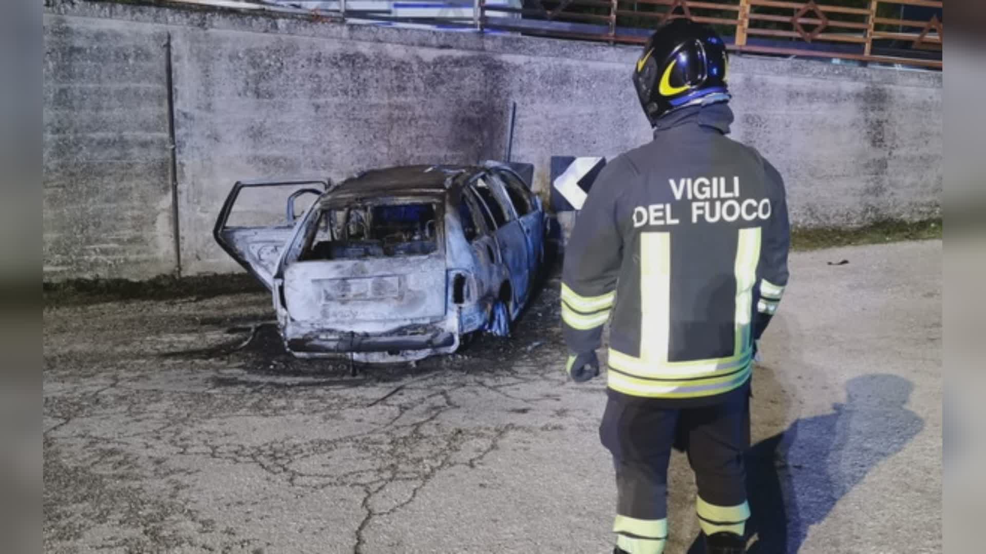 Trovato corpo carbonizzato in auto incendiata in via Tamburini