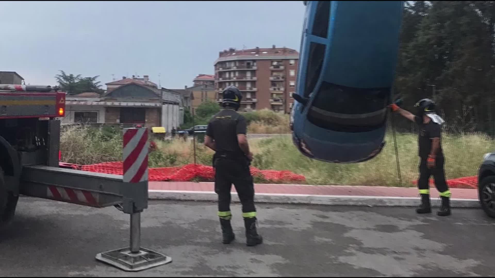 L’auto finisce nelle fondamenta del palazzo, nessun ferito