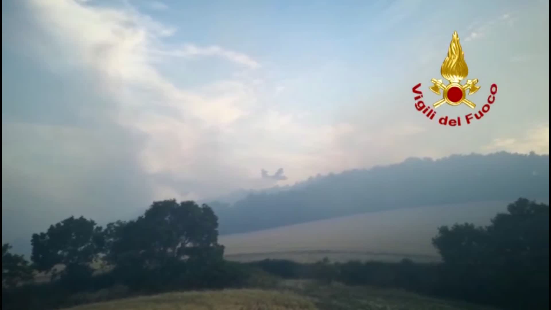 Quattro incendi nel Perugino, interviene canadair