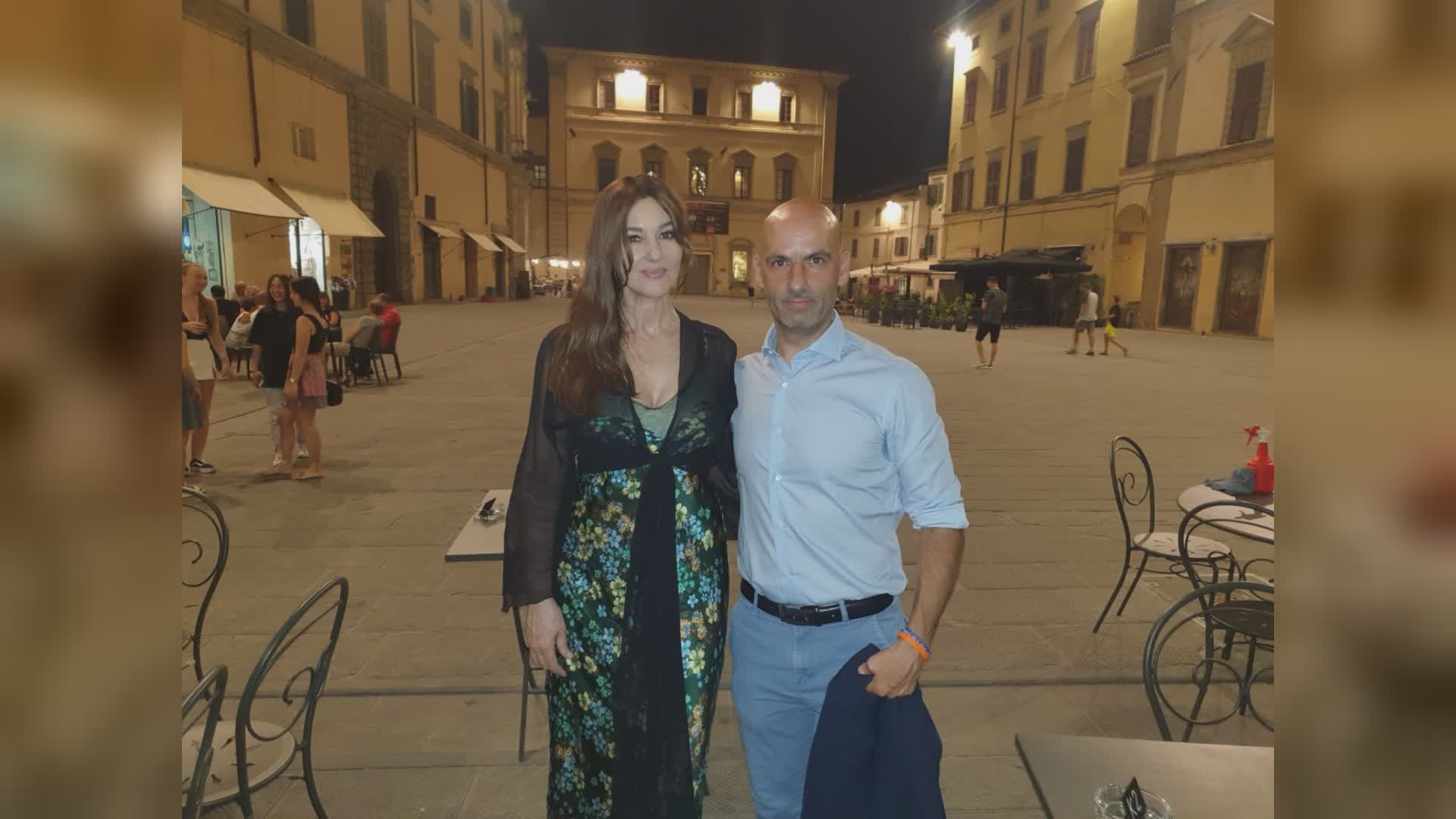 Monica Bellucci trascorre una serata nel centro storico