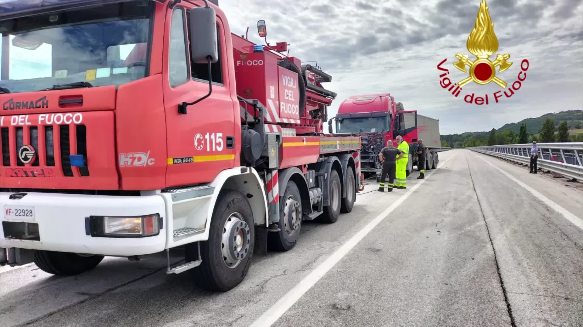 Flaminia bloccata per ore da autoarticolato intraversato