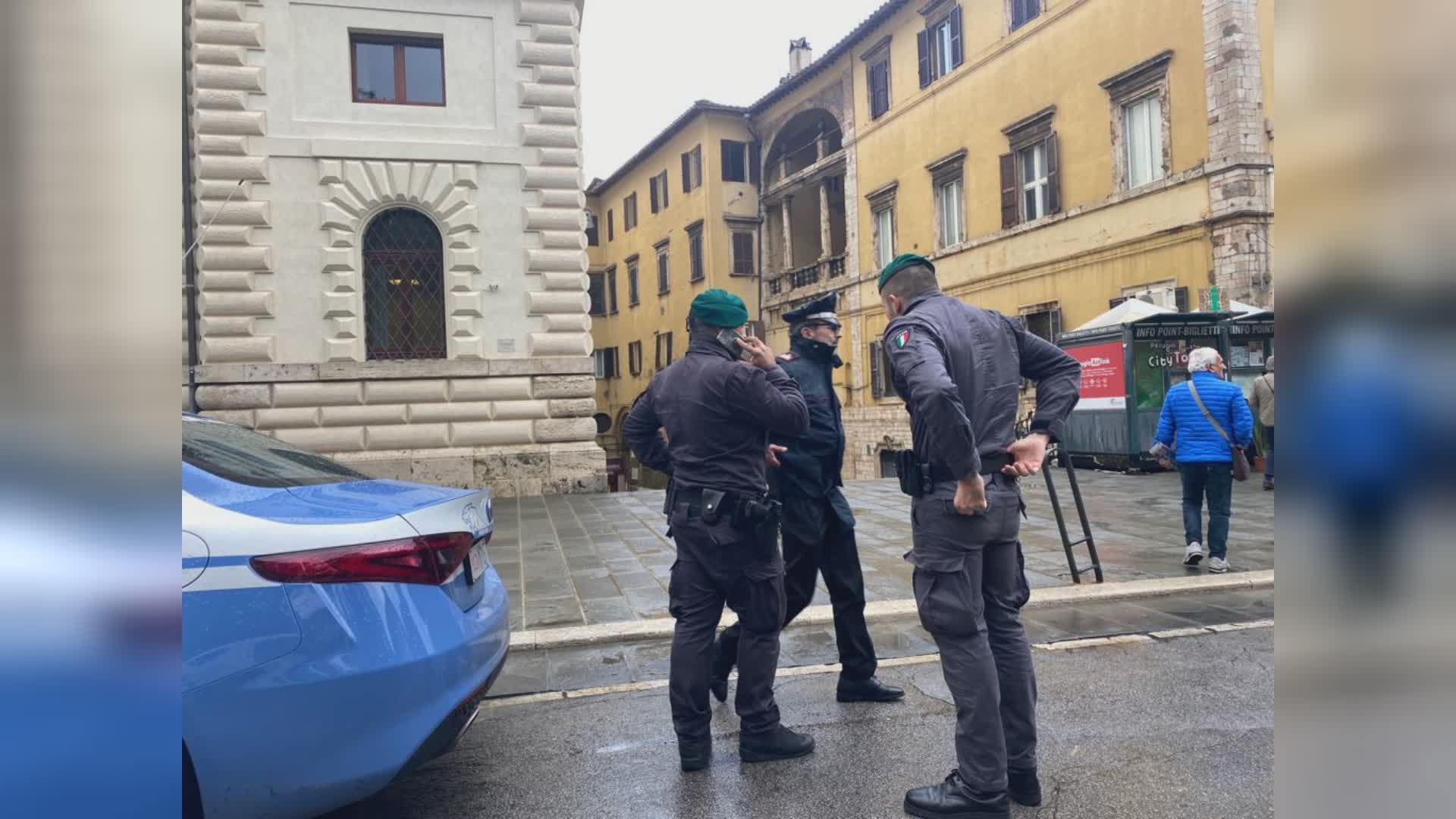 Paura in pieno centro per uomo armato alla finestra:irrompe la Polizia