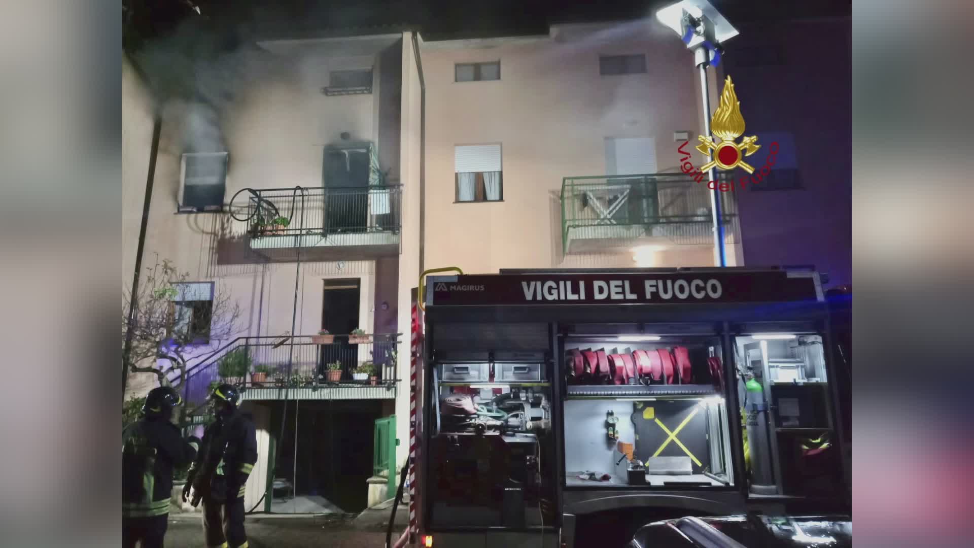 Incendio a Pretola, danni all’edificio, ma nessuna persona coinvolta