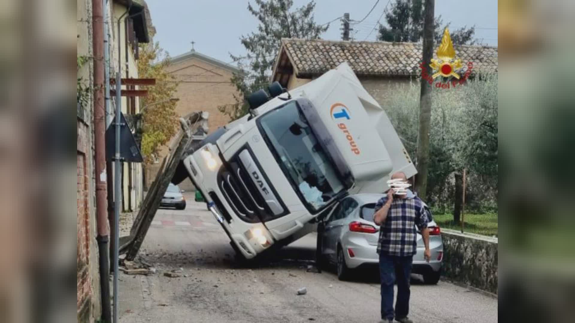 Palo salva la vita a madre e figlia da incidente autocarro a Cannaiola