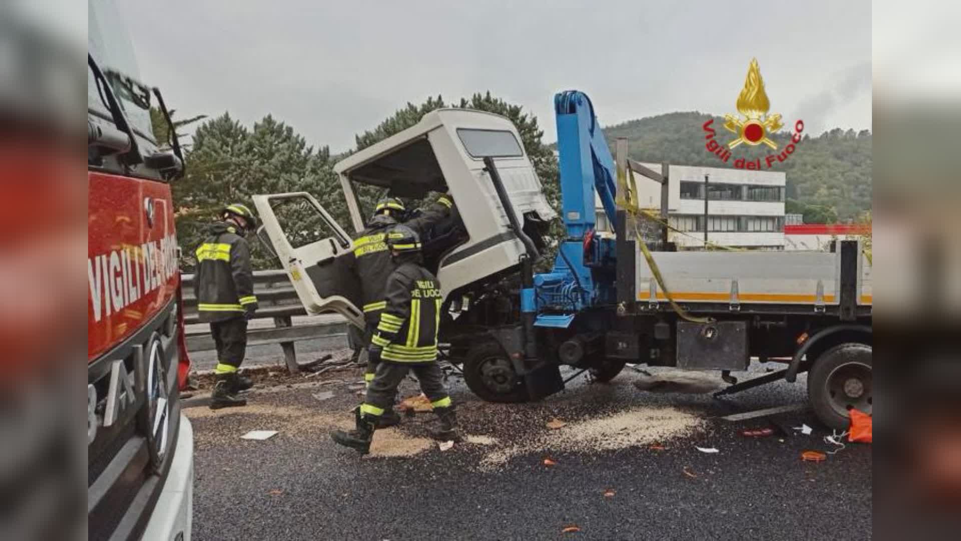 Camion urta guardrail, autista in codice rosso