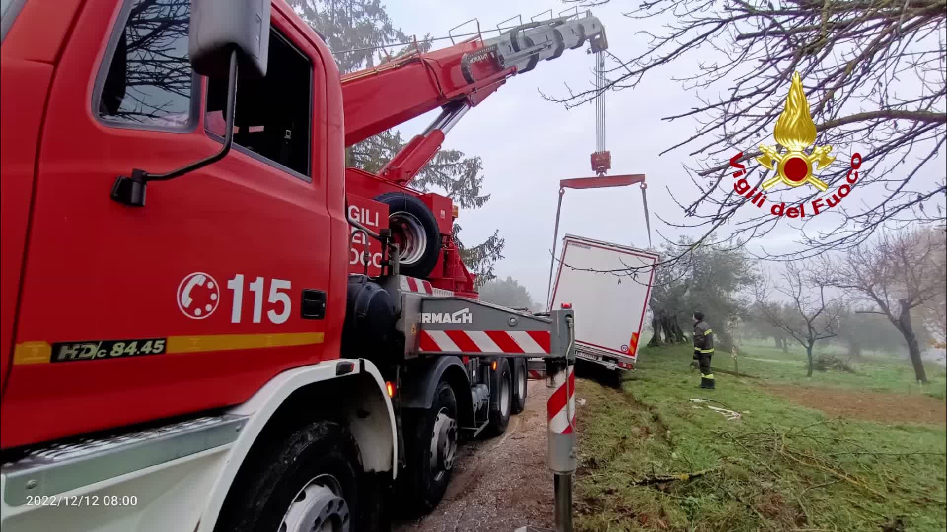 Sanfatucchio, tir esce di strada e resta impantanato