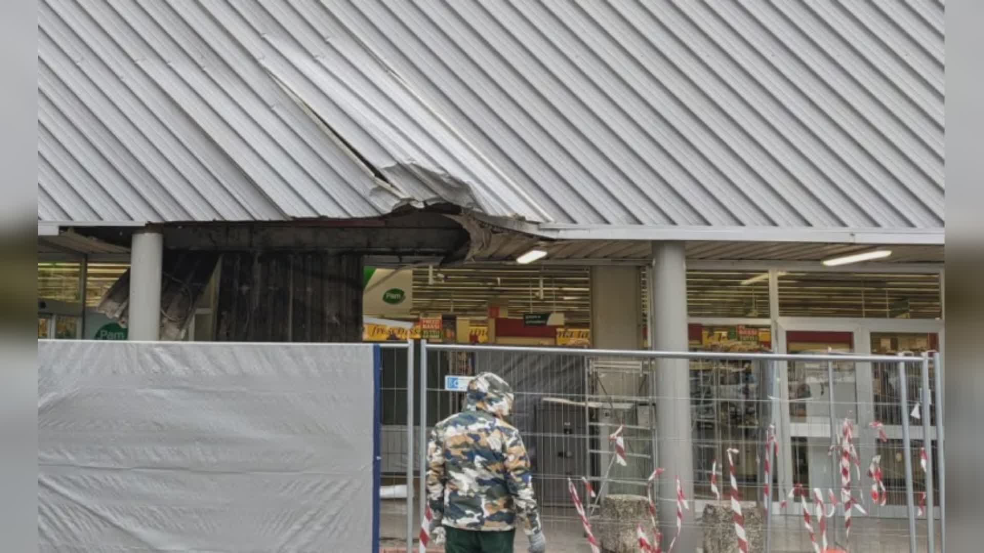 Con una gru sfondano supermercato, ladri messi in fuga