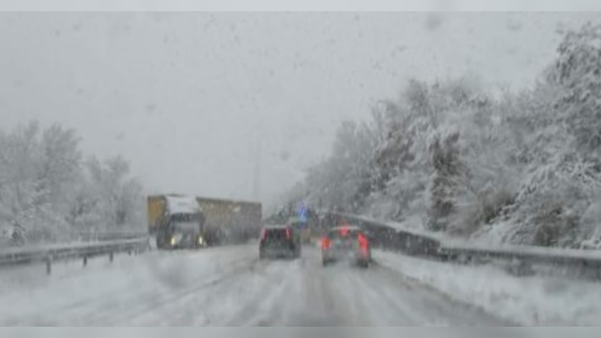 Neve intensa dalla mattinata: bloccata la Perugia-Ancona