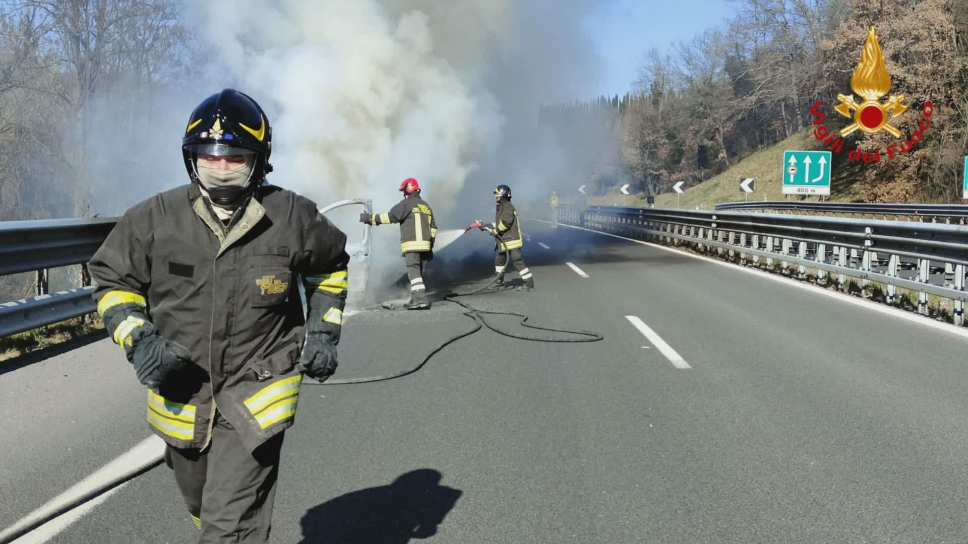 Auto in fiamme lungo la A1, nessun ferito. Disagi al traffico