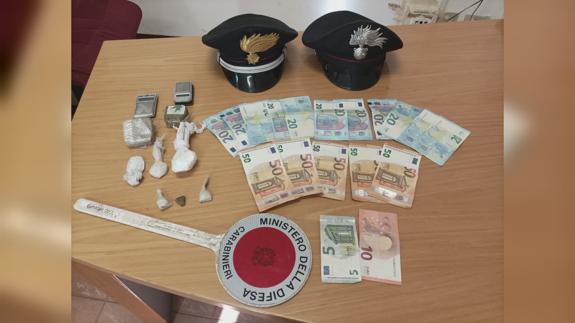 Arrestato pusher dai Carabinieri: aveva 400 gr di hashish