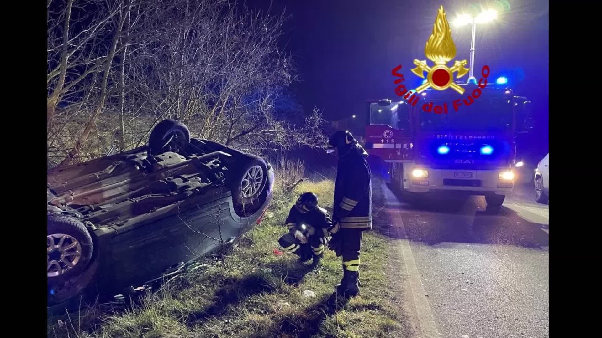 Incidente nella notte a Breccione di Trestina, auto esce di strada