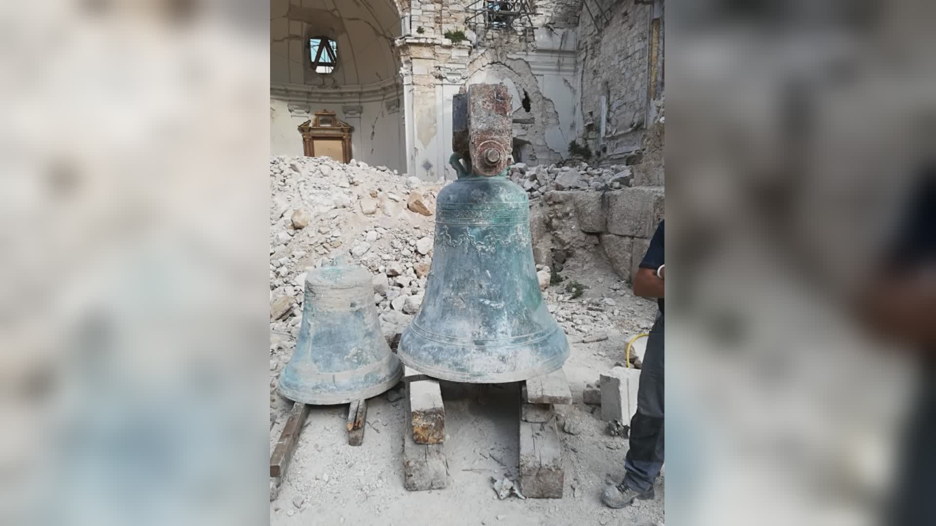 Norcia, ritrovate le campane della Basilica sotto 4 metri di macerie [