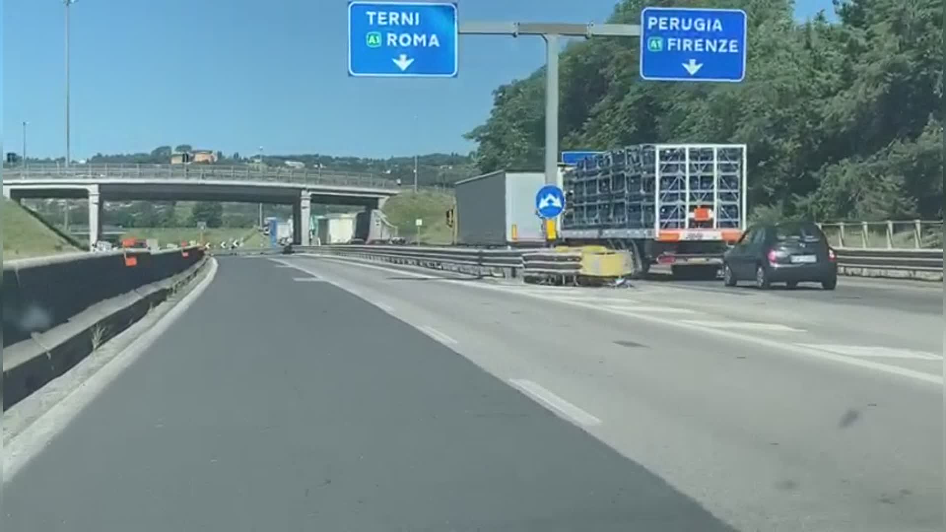 Tir in avaria, traffico in tilt sul raccordo