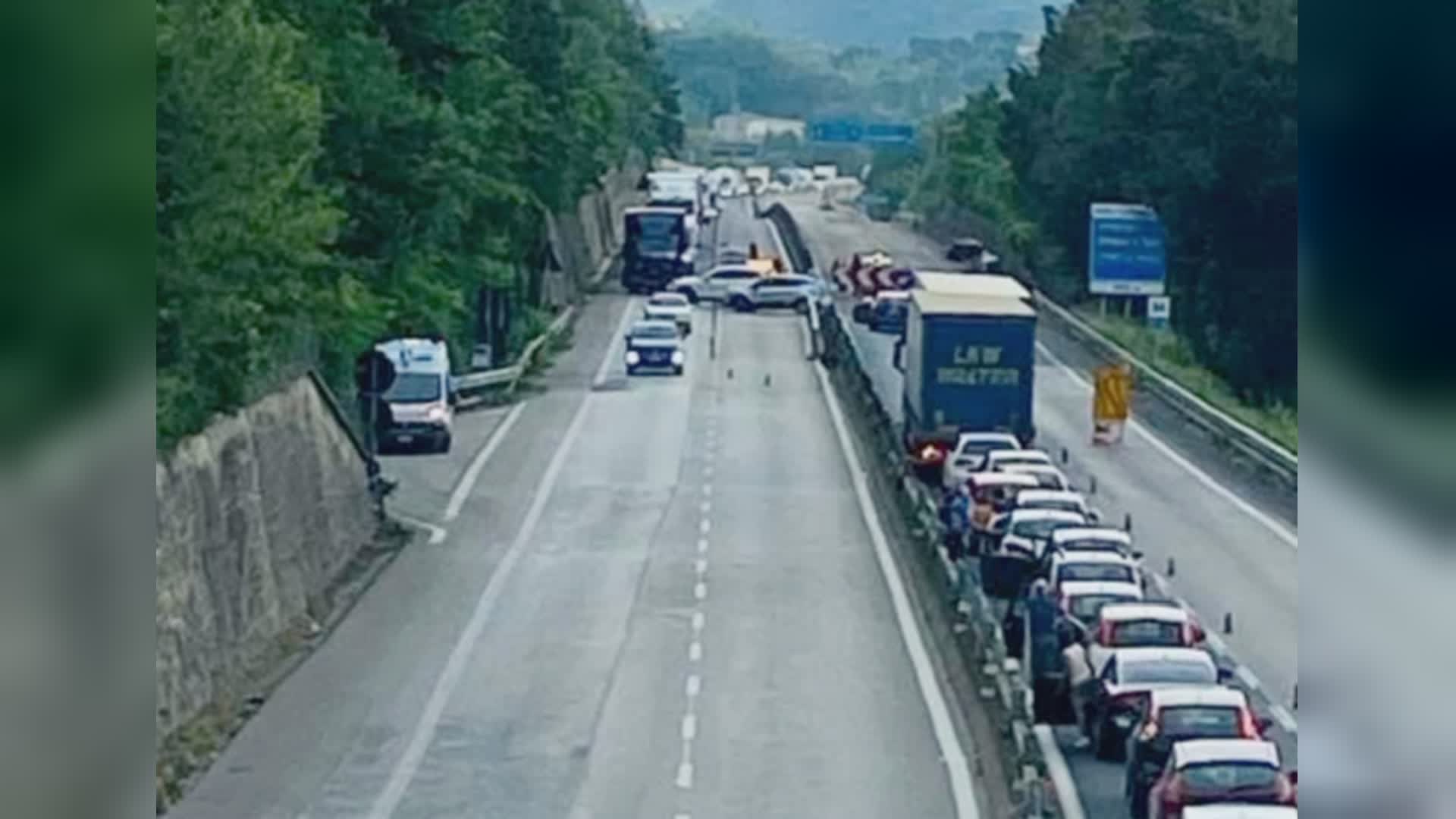 Auto si ribalta sulla E45, traffico bloccato per un’ora