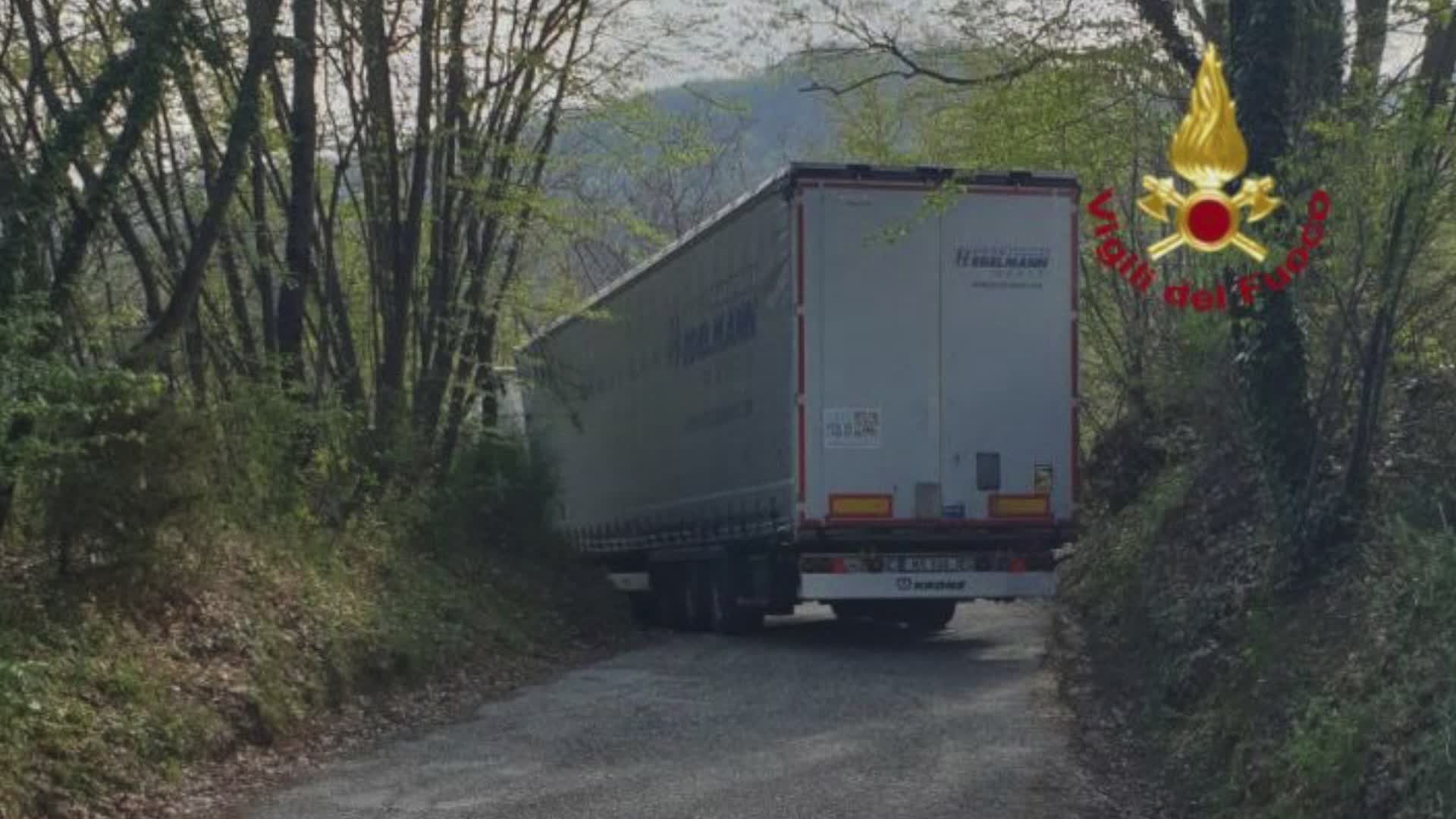 Caprara, Camion esce di strada, intervengono i Vigili del Fuoco