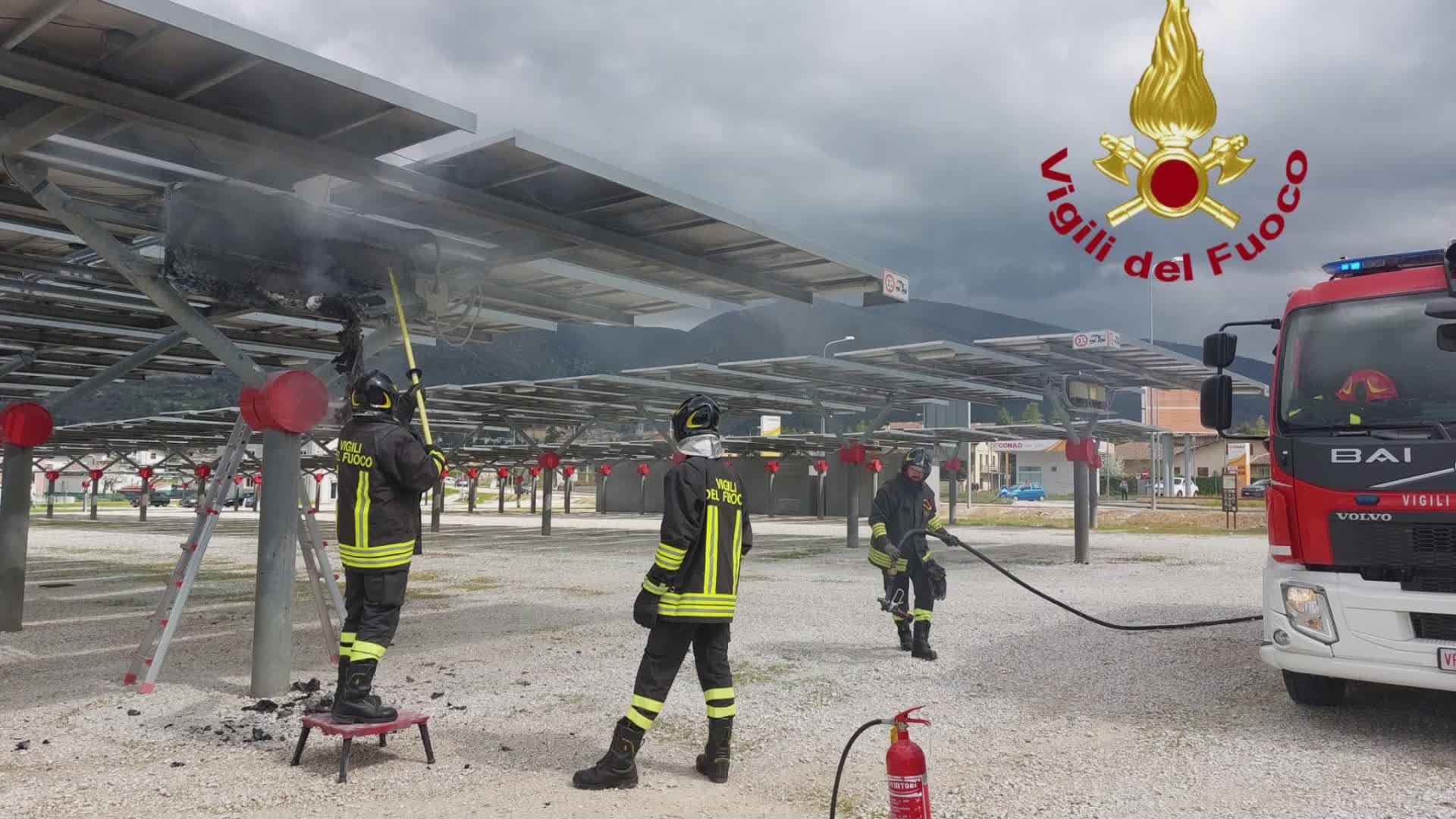 Incendio impianto pannelli fotovoltaici. VVFF spengono subito fiamme