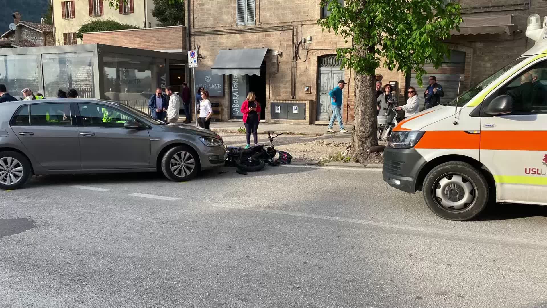 Incidente stradale  in centro a Gubbio: due feriti