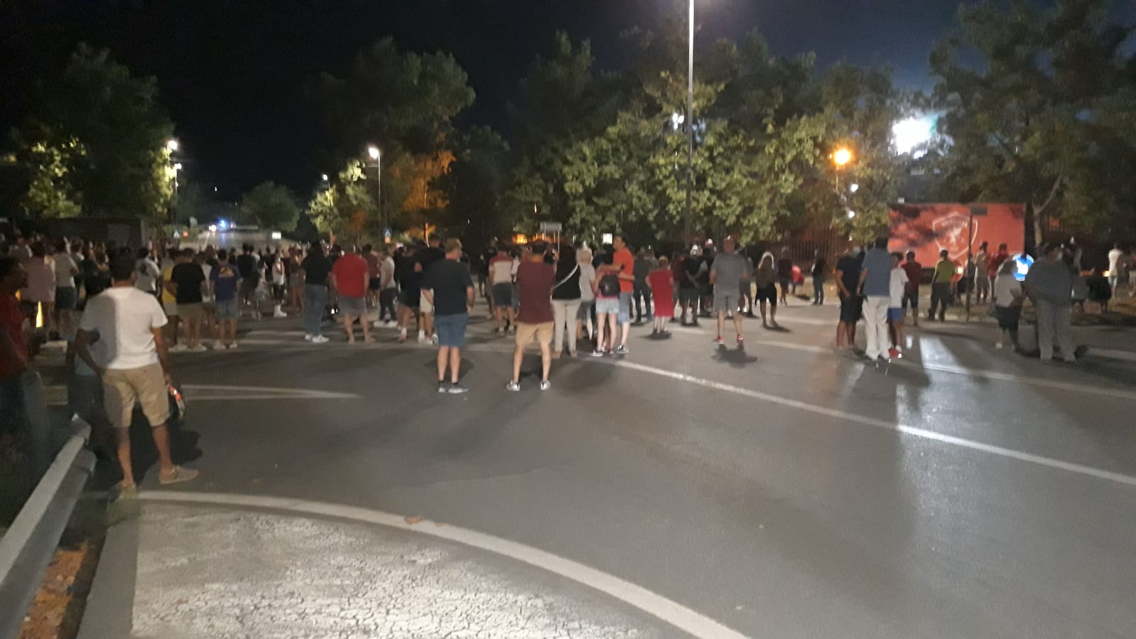 Perugia in C: folla all’esterno del Curi, Santopadre dialogo con Oddo