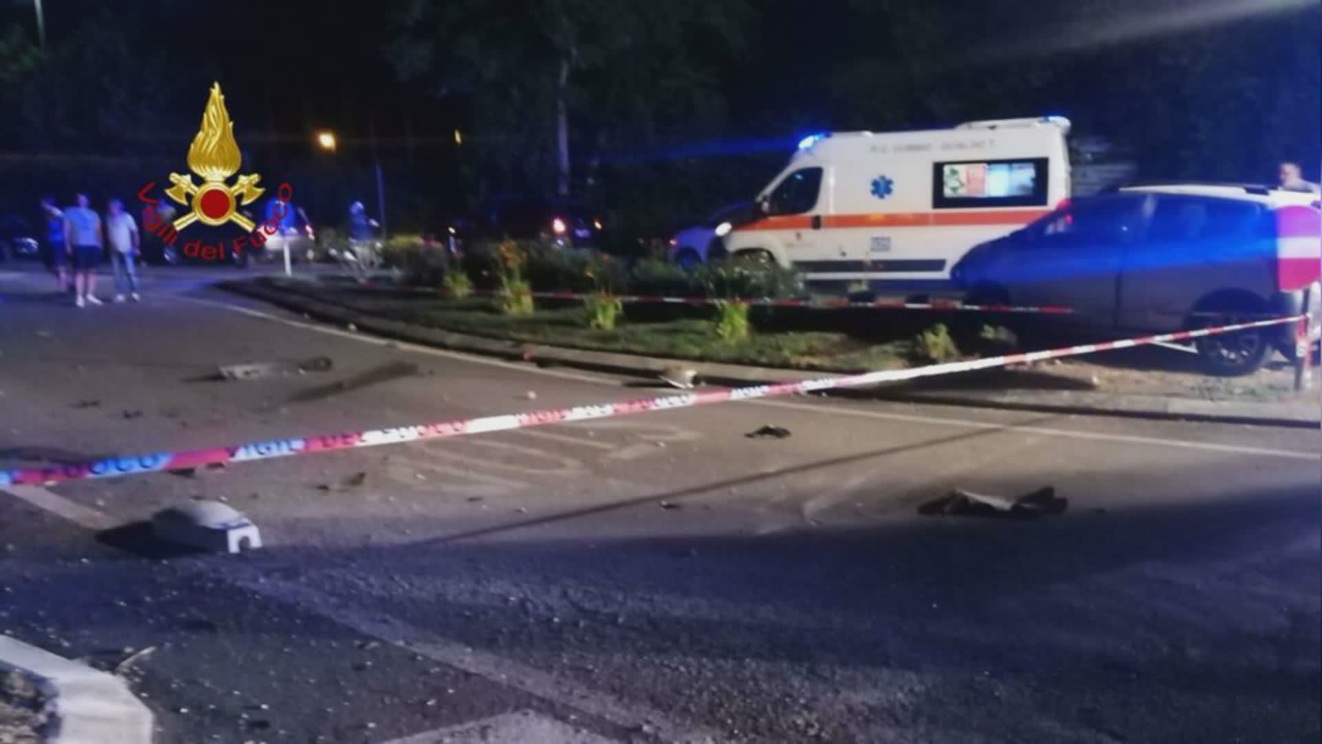 Auto contro un palo, un ferito